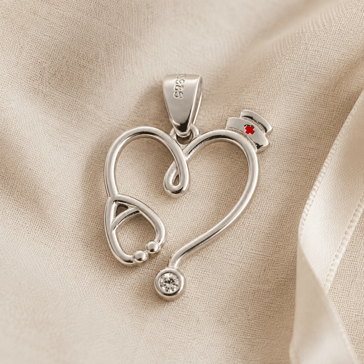 Dije Plata 925 Estetoscopio y Corazón – Enfermera